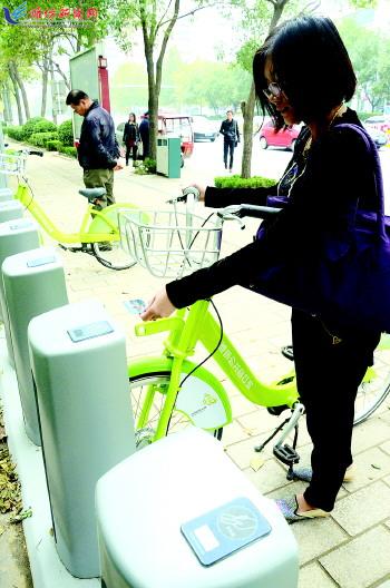 市民在站點(diǎn)刷卡取車。記者 殷夢