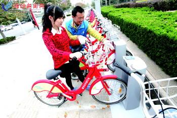 工作人員指導(dǎo)市民取車。記者 張馳