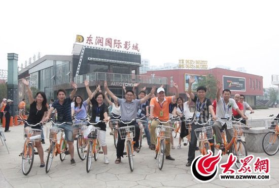 采訪團(tuán)記者做好準(zhǔn)備體驗公共自行車。 記者 郭豪 攝。