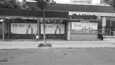 銅陵市委市政府旁邊的站點內(nèi)空空蕩蕩。